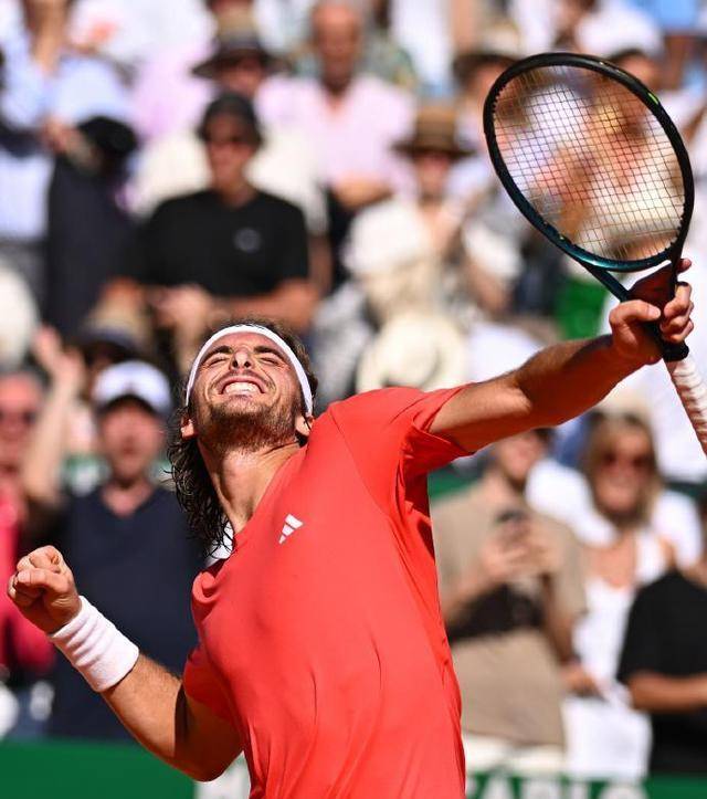 英国网球队轻取澳大利亚网球队，西西帕斯统治全场