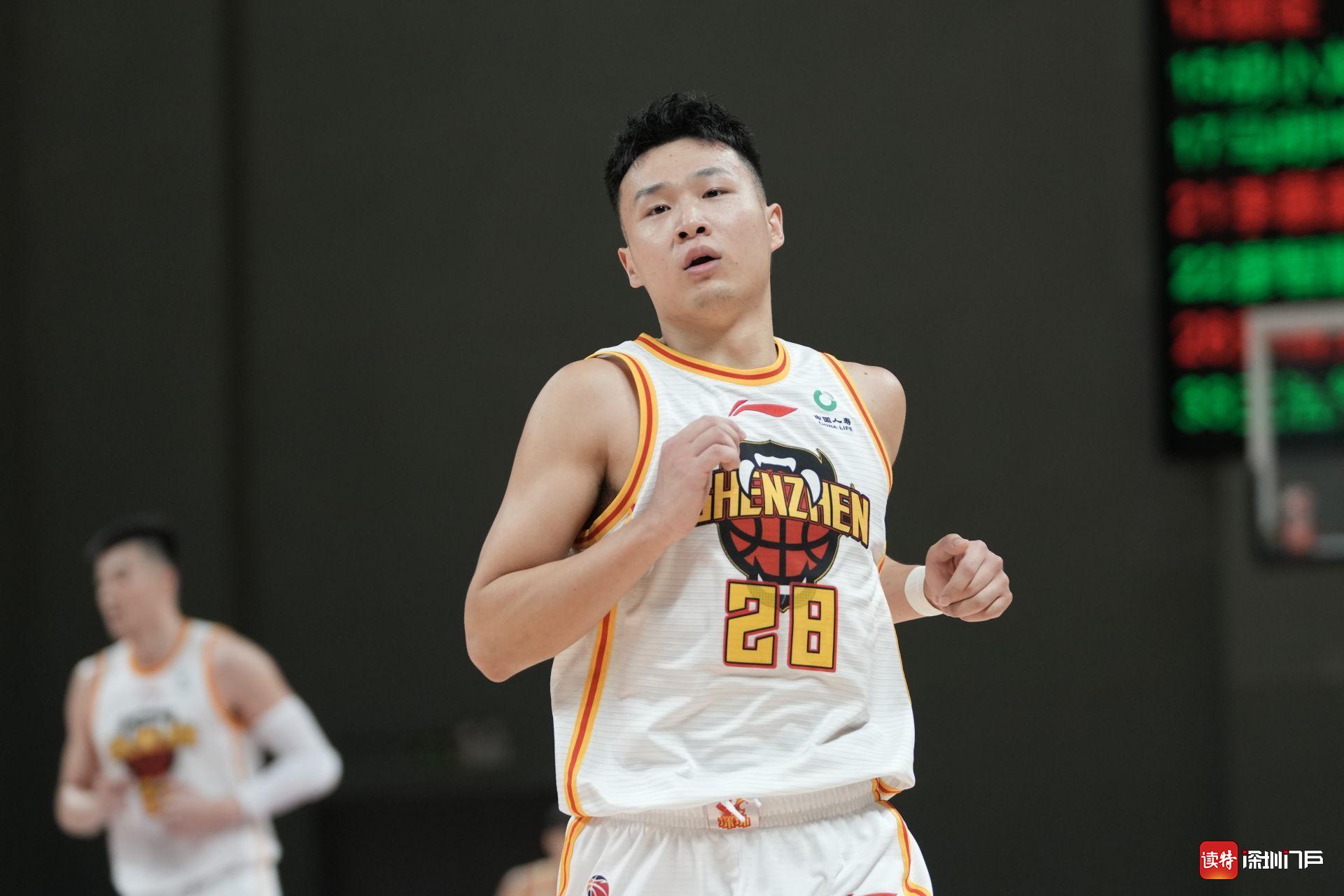 深圳队实力强劲再胜重庆队，晋级轻松获胜